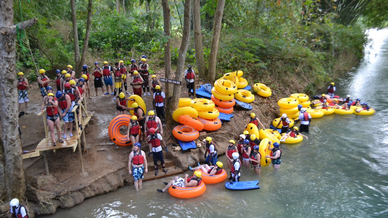 River Tubing, Beach Day & Cultural Entertainment Tour in Jamaica